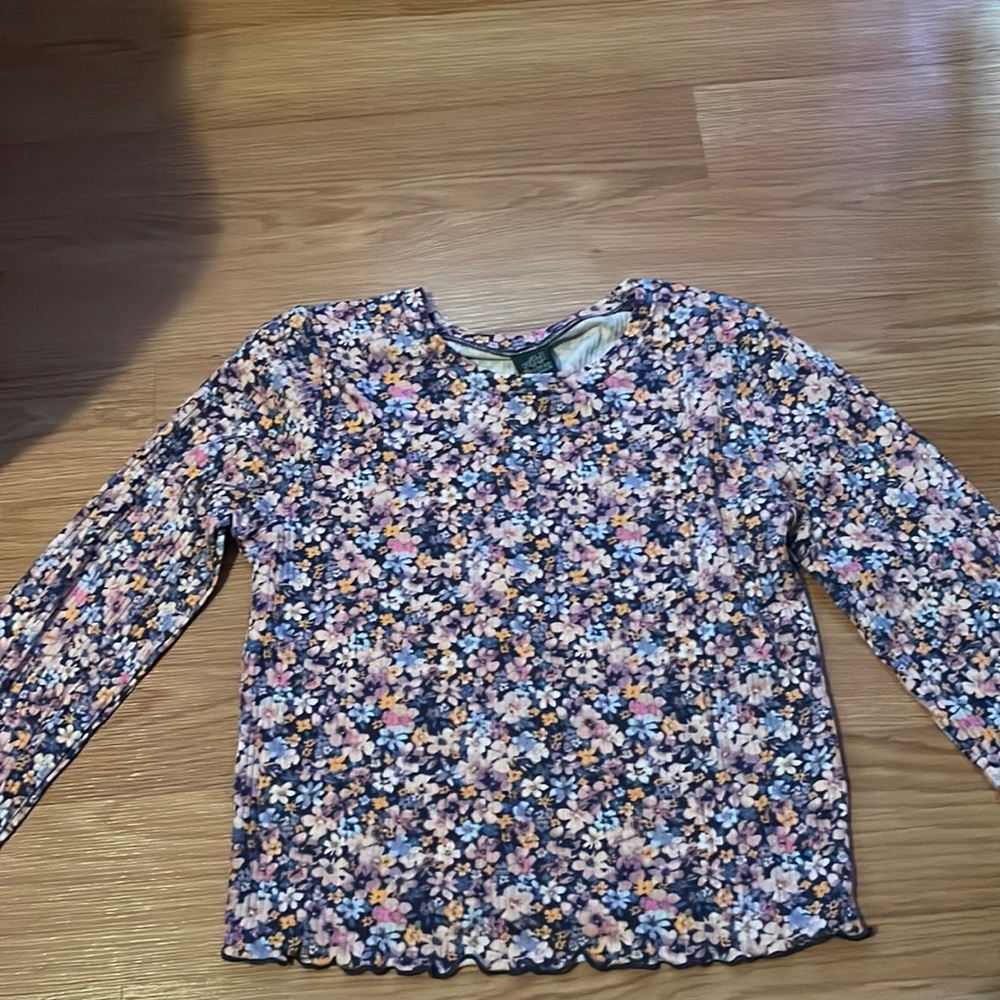 Super cute floral shirt